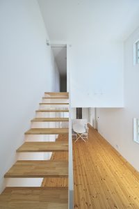http://simpleinc.jp/blog/wp-content/uploads/2019/02/061-SIM20170414-200x300.jpg